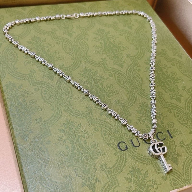 G*u*i necklaces